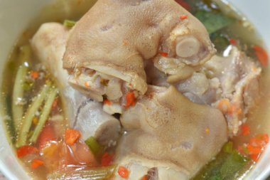  Tom 'un kasesinde baharatlı domuz budu çorbası.