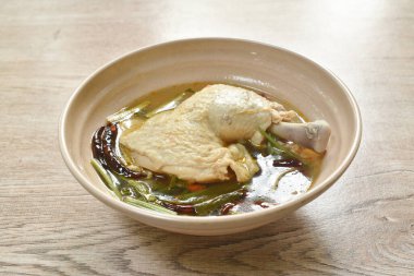  Baharatlı tavuk budu Tom yum çorbası kasede