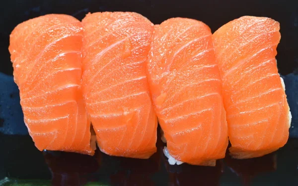 鮭寿司皿の上にわさび醤油で日本料理 — ストック写真