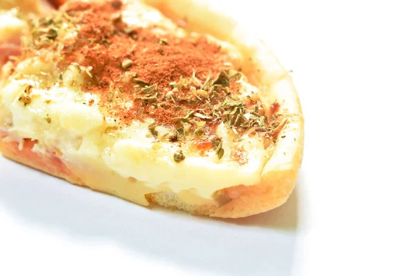 Yapımı Pizza Üzerine Domuz Pastırması Sosis Peynir Sosu Beyaz Arka — Stok fotoğraf