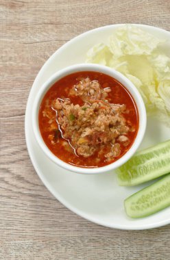  Baharatlı domuz pirzolası, domates ve biber soslu Tayland yemeği taze sebze sosu.