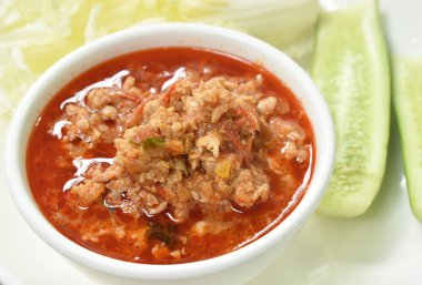  Baharatlı domuz pirzolası, domates ve biber soslu Tayland yemeği taze sebze sosu.