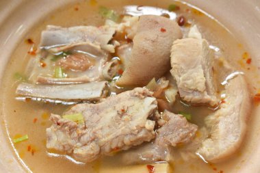 Acı ve baharatlı domuz kemiği, tamarind ve çili soslu Tayland baharatlı çorba. 