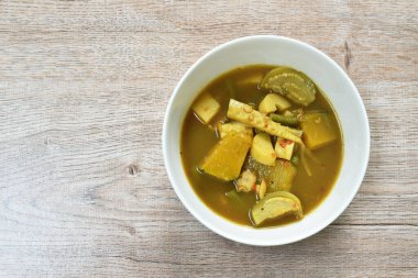  Baharatlı uskumru balığı eti ve körili sebze çorbası ile bağırsaklar.