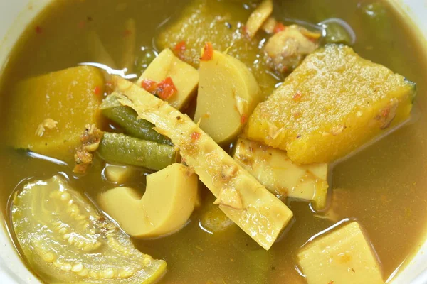 スパイシーなサバ魚の肉を煮込み 野菜カレースープで内臓タイ南部スタイルの食べ物をボウルに入れ — ストック写真