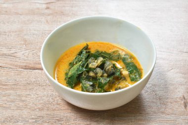  Acacia ve fesleğen yaprağıyla haşlanmış baharatlı midye ve Hint cevizi sütü çorbası.