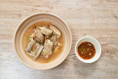 Acı ve baharatlı domuz kemiği, tamarind ve çili soslu Tayland baharatlı çorba.
