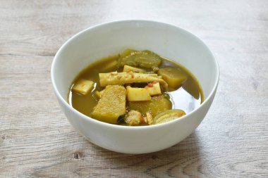  Baharatlı uskumru balığı eti ve körili sebze çorbası ile bağırsaklar.