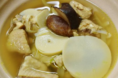  Tavuk kaburgası ve mantar çorbasıyla haşlanmış bambu filizi.