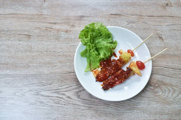 烤牛肉肉 菠萝辣椒和番茄酱烧烤酱汁在盘子上刺木棍 — 图库照片