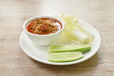  Baharatlı domuz pirzolası, domates ve biber soslu Tayland yemeği taze sebze sosu.