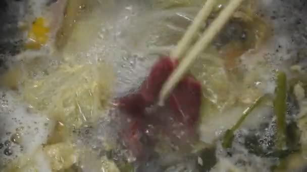 Kokt Skiva Nötkött Shabu Shabu Eller Sukiyaki Och Ägg Twith — Stockvideo