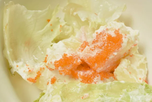 Batata Assada Com Repolho Cobertura Ovo Molho Molho Salada Camarão — Fotografia de Stock