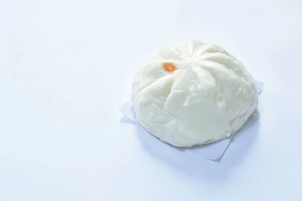 蒸包中国包子填装白底猪排和咸蛋 — 图库照片
