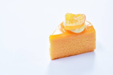  Beyaz arka planda kremalı turuncu pasta.