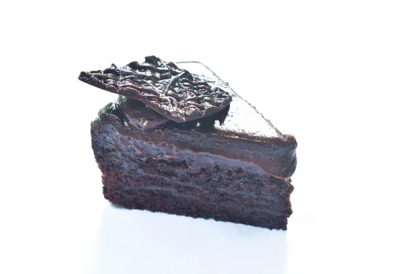 Черный Лесной Торт Сливочным Шоколадом Белом Фоне — стоковое фото
