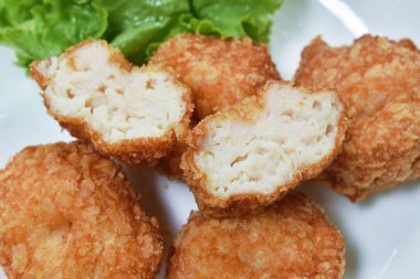  Kızarmış karides püresi, gevrek ekmek ve un karışımı tatlı erik sosu.