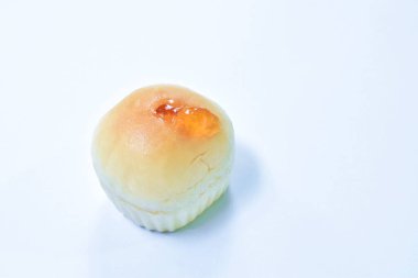  Ekmek doldurulmuş turuncu krema beyaz arka planda düzenleniyor