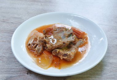  Kızarmış domuz kemiği dilimlenmiş havuç ve soğanlı tatlı ve ekşi soslu tabak