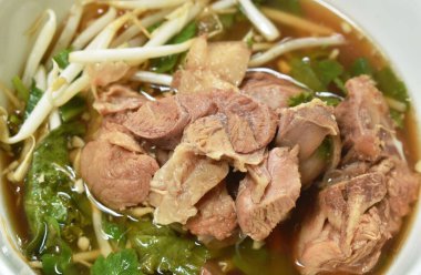  Kahverengi çorba ve baharatlı acı biber sosuyla pişirilmiş domuz eti ve kemik.