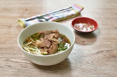  Kahverengi çorba ve baharatlı acı biber sosuyla pişirilmiş domuz eti ve kemik.