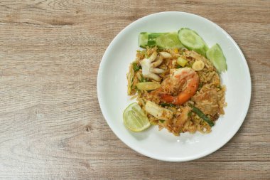  Kızarmış pirinç karidesi ve domuz etli kalamar dilimlenmiş salatalık sosu tabakta çift limon.