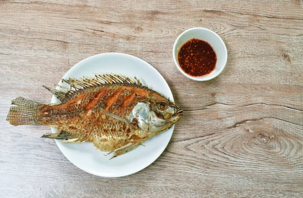 Mangue Salée Frite Poisson Tilapia Dans Une Assiette Trempette Sauce — Photo