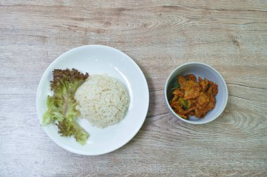  Baharatlı Tayland baharatlı güney baharatlı, haşlanmış et. Buharda pişirilmiş zencefilli pilav.