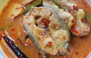  Baharatlı haşlanmış yılan başı balık eti ve hindistan cevizi dilimi kasede Tom yum çorbası.