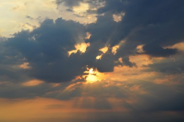 Günbatımı güneş arkasında