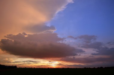 Kürek alan gün batımında