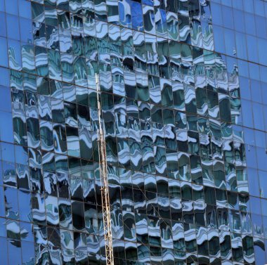 Bina yansıtan başka bir bina