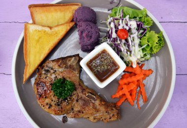 Domuz pirzolası daldırma ve salata ile