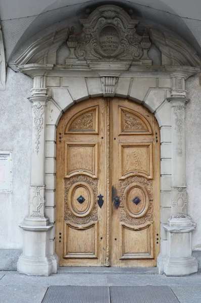 Puerta de madera de arco en Suiza — Foto de Stock