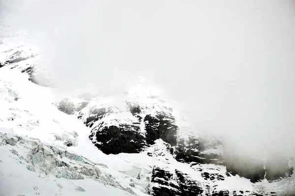 Туман на гори Юнгфрау Швейцарії — стокове фото