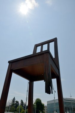 broken chair at UN