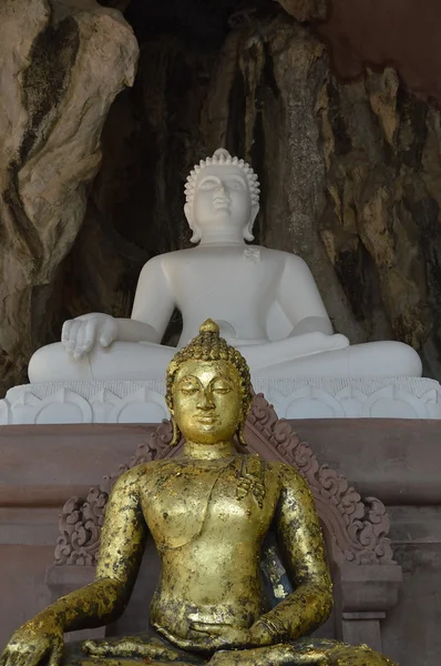 Buda de ouro na frente de Buda branco — Fotografia de Stock