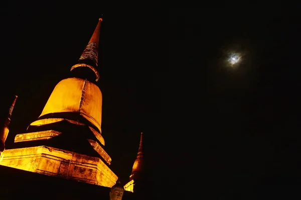 Lua cheia na noite nublada — Fotografia de Stock