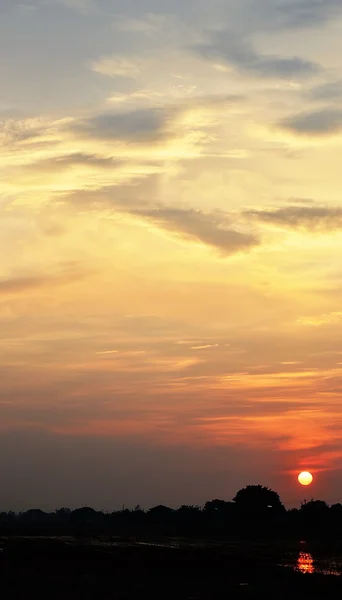 Zachód słońca i pomarańczowe chmury — Zdjęcie stockowe