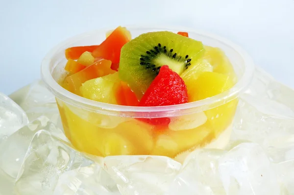 Salada de fruto em xícara em gelo — Fotografia de Stock