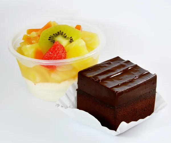 Шоколадный торт и фруктовый салат — стоковое фото