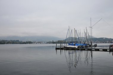 Luzern Gölü limanda gemi