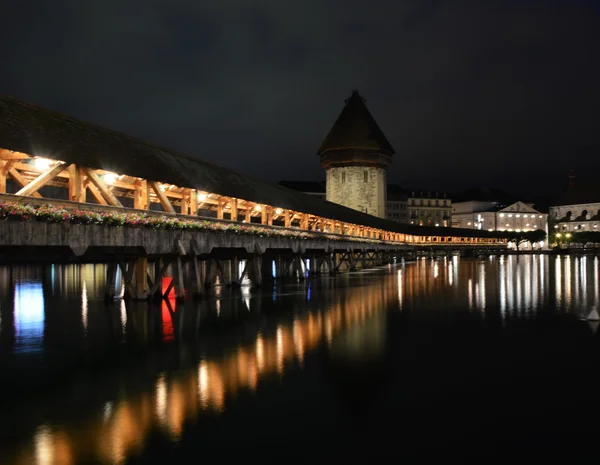 Kapellenbrücke in der Nacht von Luzern — Stockfoto