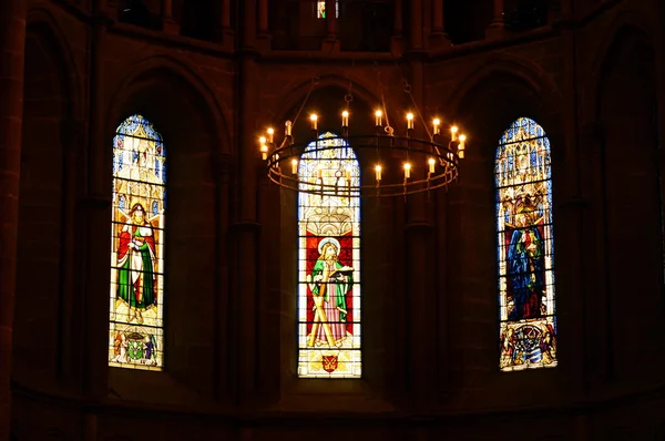 Vitraux dans la cathédrale St Pierre — Photo