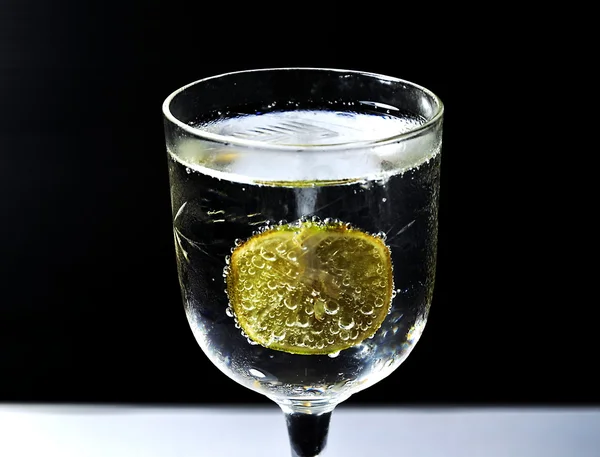 Cytryny w ze szkła sodowego — Zdjęcie stockowe