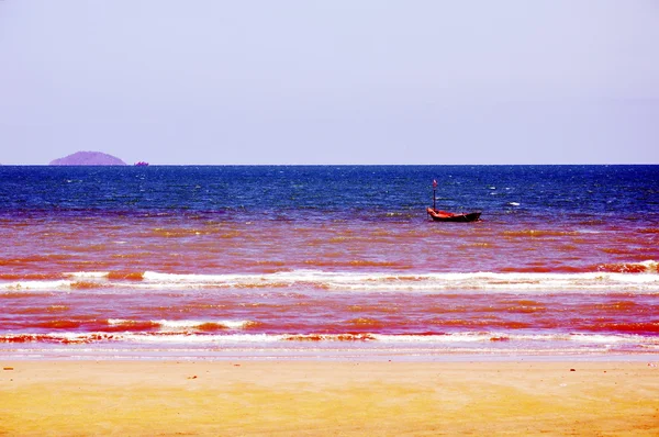 Båt på stranden — Stockfoto