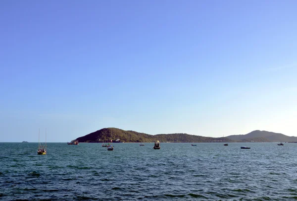 Barcos de pesca flutuando no mar — Fotografia de Stock