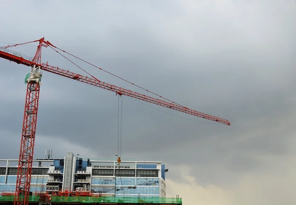 Gran grúa elevadora en el edificio —  Fotos de Stock