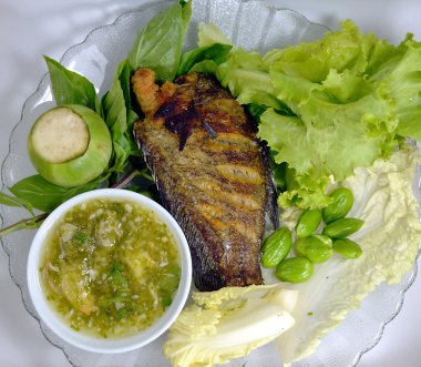 Yılan gurami balığı kızarmış ve bitkisel cilt