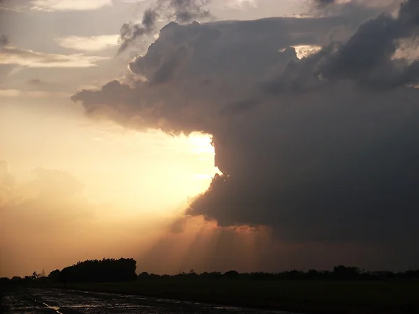 Lumière du soleil à travers le nuage — Photo